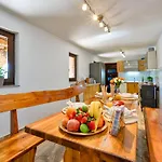 Prázdninový dům 2 Bedroom Cozy In Gornja Ploscica