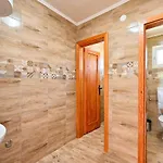 Prázdninový dům 2 Bedroom Cozy In Gornja Ploscica *
