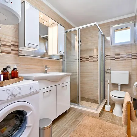 2 Bedroom Cozy In Gornja Ploscica *