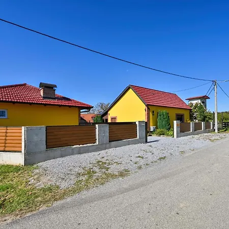 2 Bedroom Cozy In Gornja Ploscica Holiday home *
