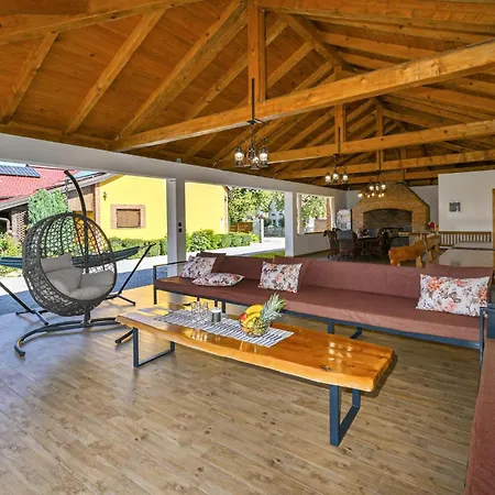 別荘 2 Bedroom Cozy In Gornja Ploscica *