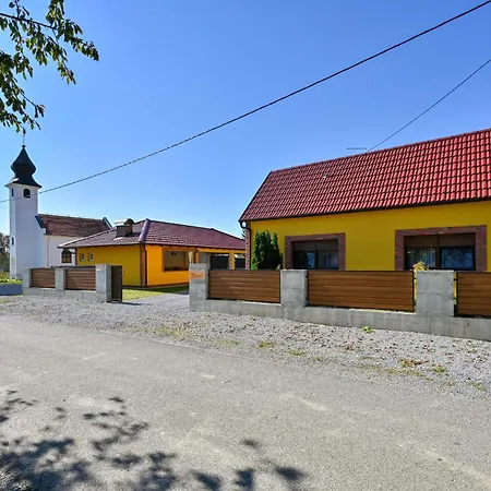 2 Bedroom Cozy In Gornja Ploscica *