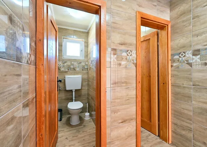 2 Bedroom Cozy In Gornja Ploscica Holiday home *