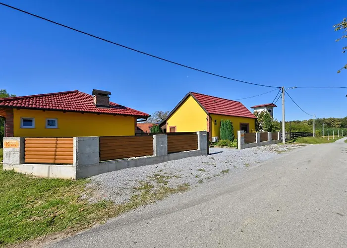 2 Bedroom Cozy In Gornja Ploscica Holiday home *